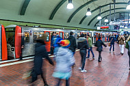 Menschen laufen über einen U-Bahnsteig am Hauptbahnhof in Hamburg