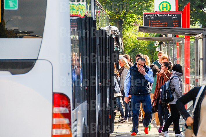 Menschen steigen an der Universität in Hamburg in einen Metrobus