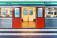 Ein U-Bahn-Zug vom Typ DT3 mit offenen Türen an einem Bahnsteig in Hamburg