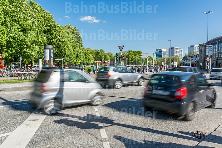 Autos fahren am Dammtor in Hamburg an einer Ampel vorbei