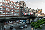 Ein Hamburger U-Bahn-Zug vom Typ DT5 am Rödingsmarkt auf einem Viadukt über dem Autoverkehr