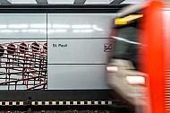 Ein U-Bahn-Zug vom Typ DT3 fährt in die Haltestelle St. Pauli ein
