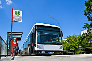 Metrobus der Linie M5 an der Staatsbibliothek in Hamburg