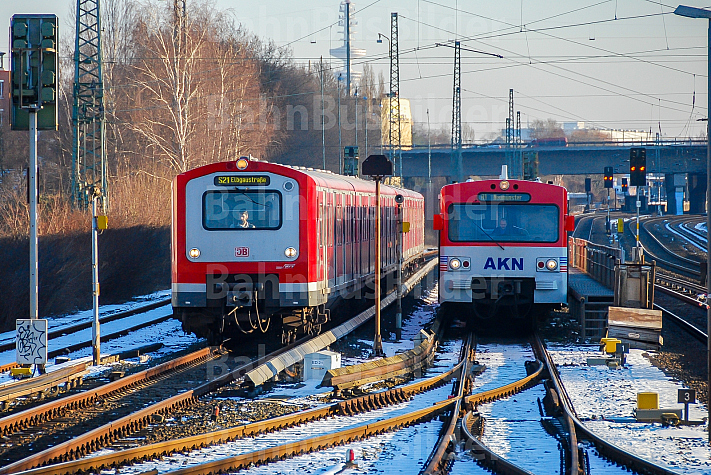 S-Bahn und AKN nebeneinander im Umsteigebahnhof Eidelstedt in Hamburg