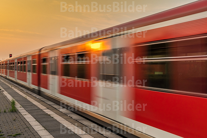 Ein S-Bahn-Zug rattert in Hamburg in den Sonnenuntergang