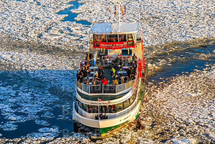 Hafenfähre Harburg im Eis in Hamburg