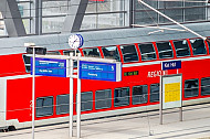 Anzeigetafeln und Regionalzug im Hauptbahnhof Kiel in Schleswig-Holstein