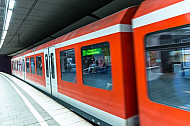 Eine Hamburger S-Bahn fährt in die Tunnelstation Jungfernstieg ein