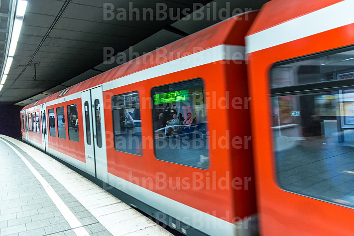 Eine Hamburger S-Bahn fährt in die Tunnelstation Jungfernstieg ein