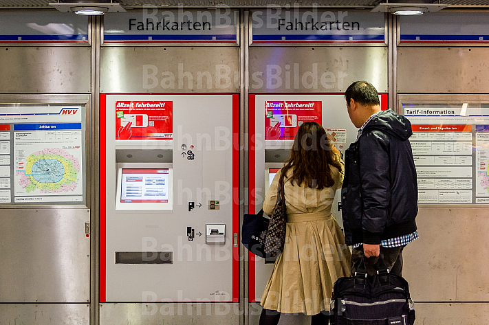 Menschen kaufen Tickets an einem Fahrkartenautomaten in Hamburg