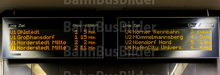 Eine elektronische Anzeigetafel mit Abfahrtszeiten der U-Bahnlinien U1, U2 und U4 am Jungfernstieg in Hamburg