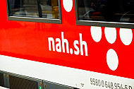NAH.SH-Verbundlogo auf einem Regionalzug im Kieler Hauptbahnhof in Schleswig-Holstein