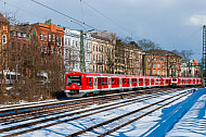 S-Bahn im Schnee auf der Verbindungsbahn in Hamburg