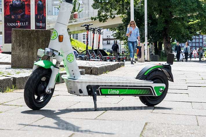 Ein E-Scooter des Verleihers Lime steht auf einem Fußweg in Hamburg am Dammtor