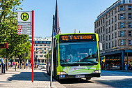 Hybridbus-Bus der Innovationslinie 109 am Jungfernstieg in Hamburg