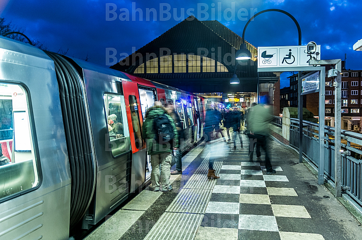 Menschen steigen in einen U-Bahnzug am Bahnhof Mundsburg in Hamburg