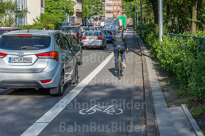 Ein Fahrradfahrer fährt auf einem eigenen Radfahrstreifen an einem Stau in der Edmund-Siemers-Allee in Hamburg vorbei