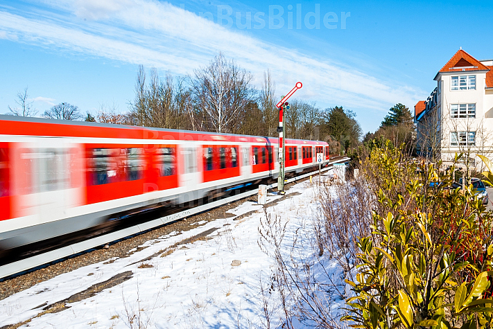 S-Bahn im winterlichen Hamburg am Bahnhof Klein Flottbek mit Formsignal (Bewegungsunschärfe)