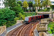 U-Bahn vom Typ DT5 an den Landungsbrücken in Hamburg