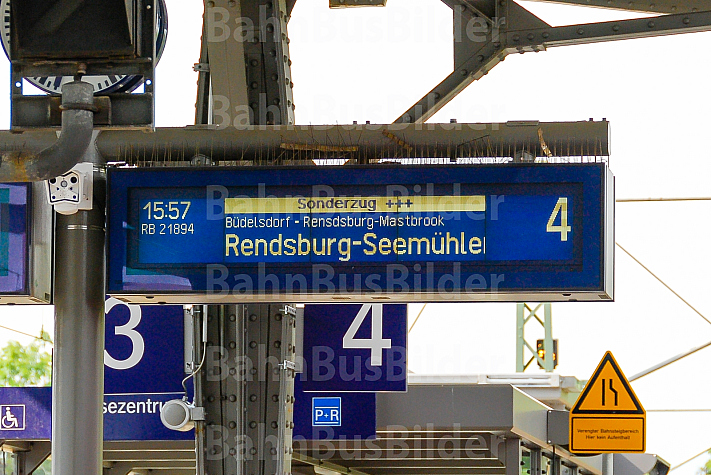 Anzeigetafel für Sonderzug auf einer stillgelegten Bahnstrecke in Rendsburg in Schleswig-Holstein