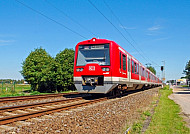 Fotomontage: Zug auf der geplanten S-Bahnlinie S4 mit Ziel Bad Oldesloe