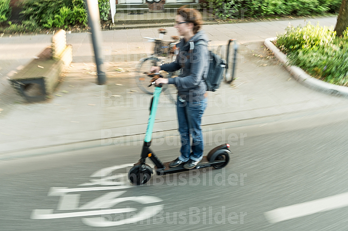 E-Scooter-Fahrerin auf einem Radfahrstereifen in Hamburg