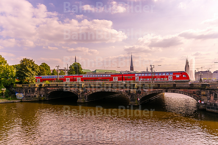 Regionalzug auf der Lombardsbrücke in Hamburg