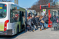 Menschen steigen am Dammtor in Hamburg aus einen XXL-Metrobus