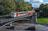 Ein historischer U-Bahnzug vom Typ TU auf der Linie U3 an den Landungsbrücken in Hamburg