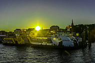 Zwei Hafenfähren der Hadag vom Typ 2000 am Betriebsponton der Hadag am Hamburger Fischmarkt