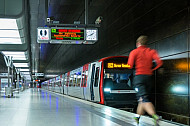 Ein Mensch rennt in der U-Bahn-Haltestelle HafenCity Universität in Hamburg zum Zug