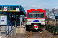 AKN-Triebwagen in der Haltestelle Quickborner Straße an einer Gleissperre
