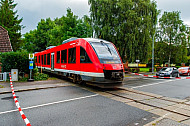 Sonderzug auf einer stillgelegten Bahnstrecke in Rendsburg in Schleswig-Holstein mit provisorisch gesichertem Bahnübergang