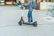 E-Scooter-Fahrerin auf einem Fahrradweg in Hamburg