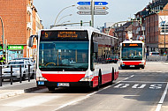 Pulkbildung: Zwei Metrobusse der Linie M5 hintereinander in der Hoheluftchaussee in Hamburg