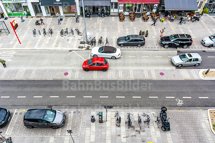 Schmale Fahrbahn - viel Platz für Fußgänger und Badfahrer. Beispiel für moderne Verkehrsplanung an der Osterstraße in Hamburg