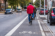 Ein Fahrradfahrer fährt auf einem vom Autoverkehr abgetrennten Radfahrstreifen in Hamburg
