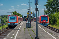Neu neben Alt: Zwei S-Bahnen der Baureihen 472 und 474 stehen im S-Bahnhof Diebsteich in Hamburg nebeneinander