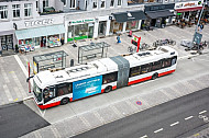 Ein Diesel-Hybrid-Bus der Hochbahn an einer Bushaltestelle in der Osterstraße in Hamburg