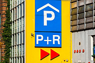 Verkehrsschild für Park and Ride-Anlage am Bahnhof Wilhelmsburg in Hamburg