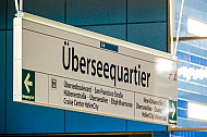 Stationsschild in der U-Bahnhaltestelle Überseequartier in der HafenCity in Hamburg