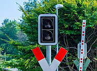 Ampel an einem Bahnübergang in Kiel (Schulen am Langsee) in Schleswig-Holstein