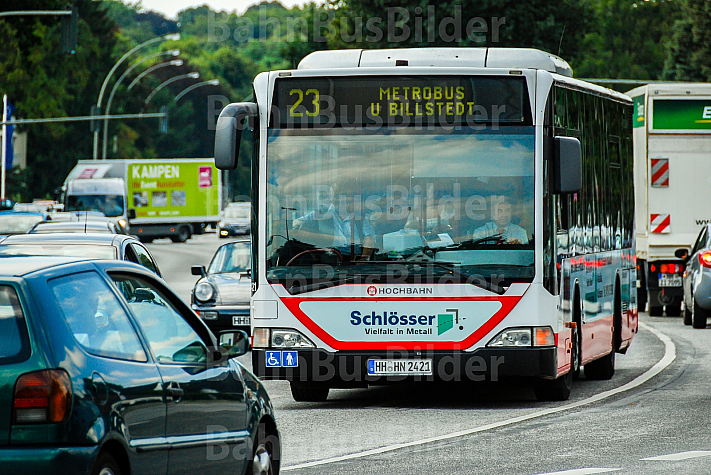 Metrobus der Linie M23 auf der Kollaustraße in Hamburg