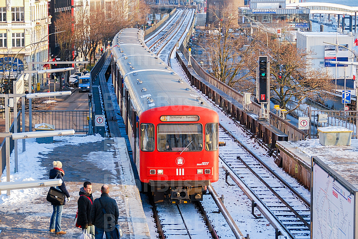 U-Bahn bei Schnee an den Landungsbrücken in Hamburg