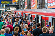 Menschenmassen an einer S-Bahn im Hamburger Hauptbahnhof