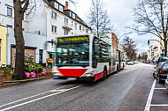 Ein Bus in der Papenhuder Straße auf der Uhlenhorst