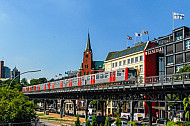 U-Bahn auf Viaduktstrecke an den Landungsbrücken in Hamburg