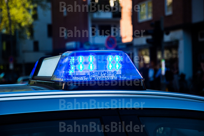 Ein Polizei-Blaulicht auf einem Einsatzwagen in Hamburg