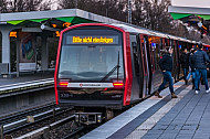 Menschen steigen in der Haltestelle Wandsbek-Gartenstadt in Hamburg aus einem endenden U-Bahn-Zug vom Typ DT5
