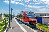 Regionalzug im neuen Bahnhof Burg auf Fehmarn in Schleswig-Holstein